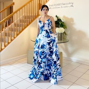 Perfect dresses for prom or for a wedding guest.
new with its tag